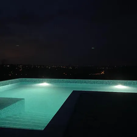 Rinari House Villa *